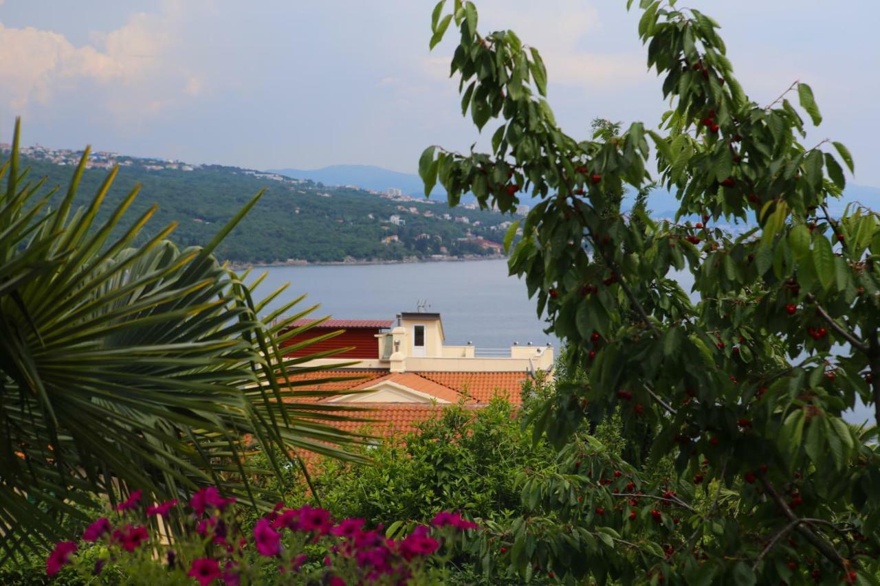 Apartman Carmen Volosko Abbazia Esterno foto